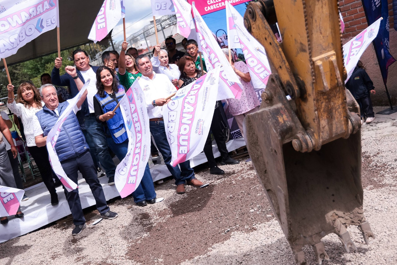 La espera terminó, inicia Lupita Cuautle pavimentación de la calle 12 oriente 