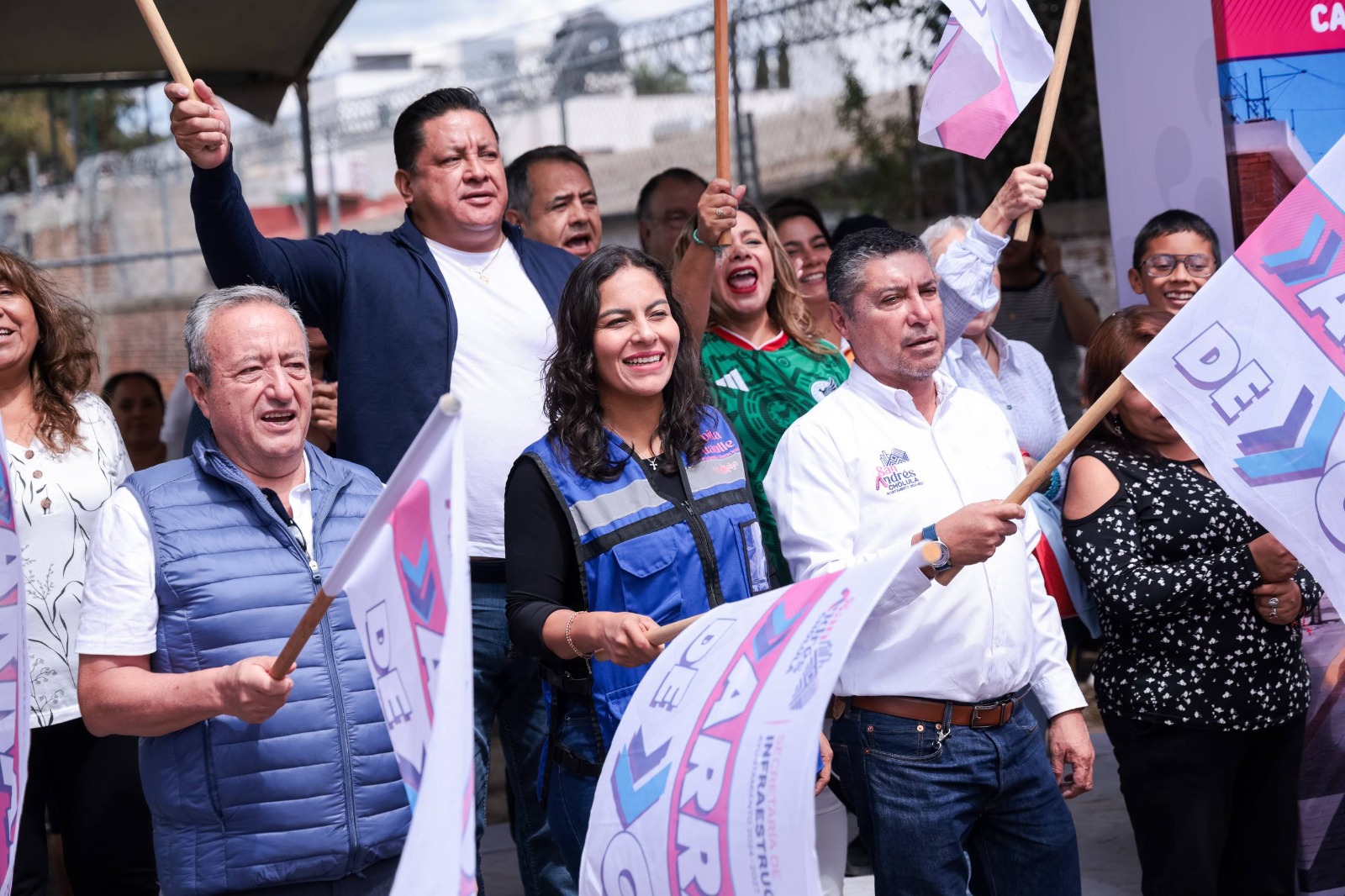 La espera terminó, inicia Lupita Cuautle pavimentación de la calle 12 oriente 
