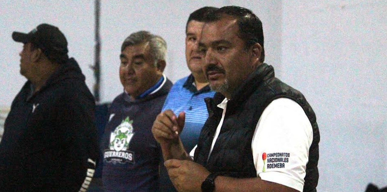 Jóvenes basquetbolistas participan en una visoría de ADEMEBA Puebla.