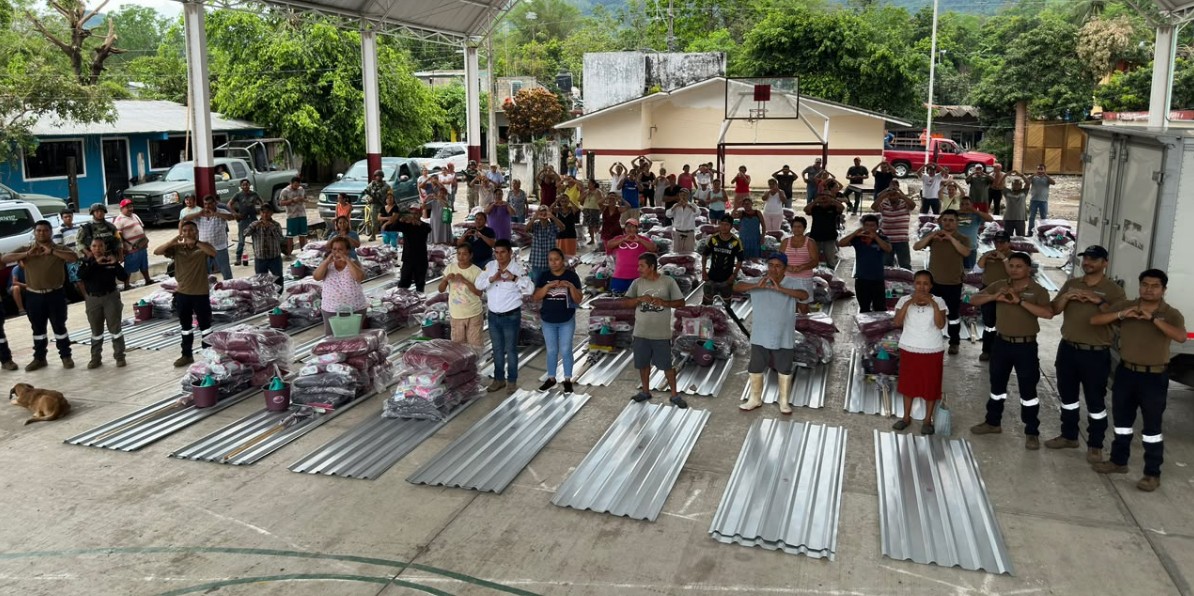 Entrega de apoyos a familias afectadas por lluvias en comunidad de El Tepetate, Xicotepec.