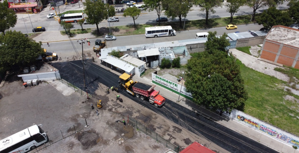 Maquinaria trabajando en la pavimentación de vialidades en la ciudad de Puebla