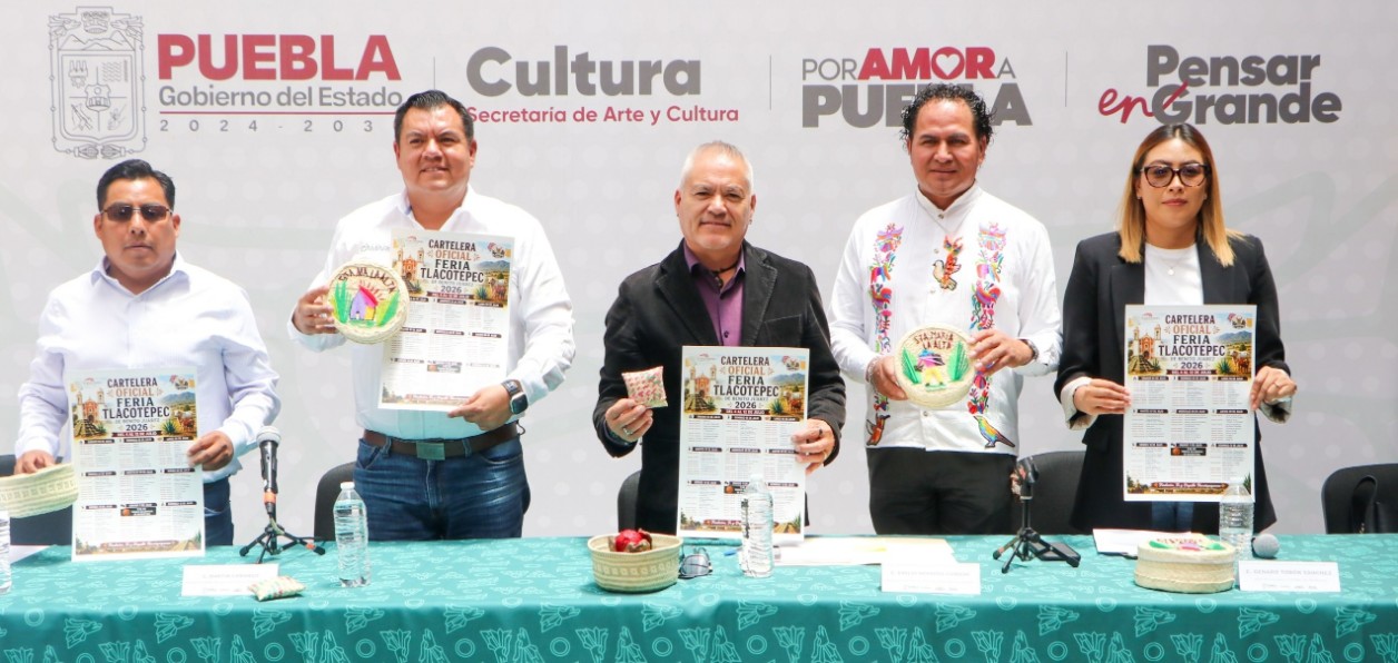 Escenario de feria con música y actividades culturales en Tlacotepec de Benito Juárez