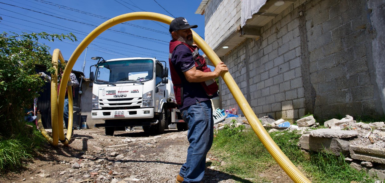 Entrega de agua mediante pipa en la colonia Barranca Honda.