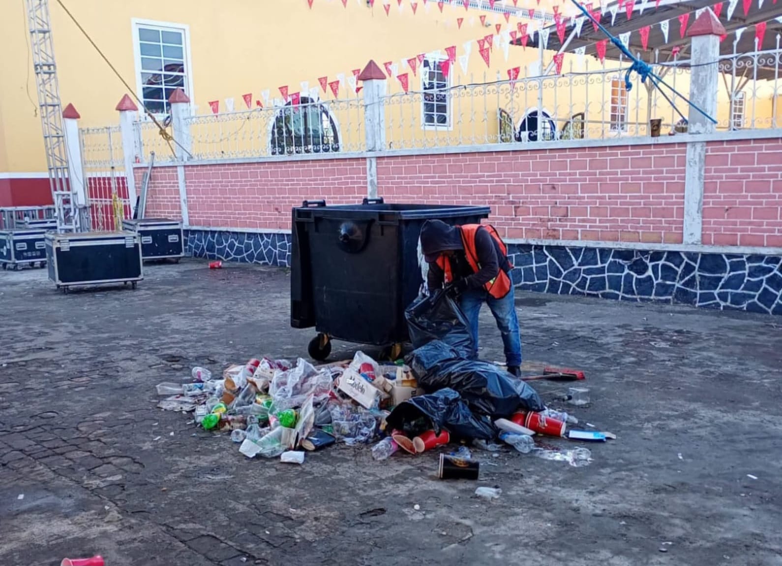 Refuerza Servicio de Limpia acciones de limpieza durante la celebración patronal en San Juan Tlautla