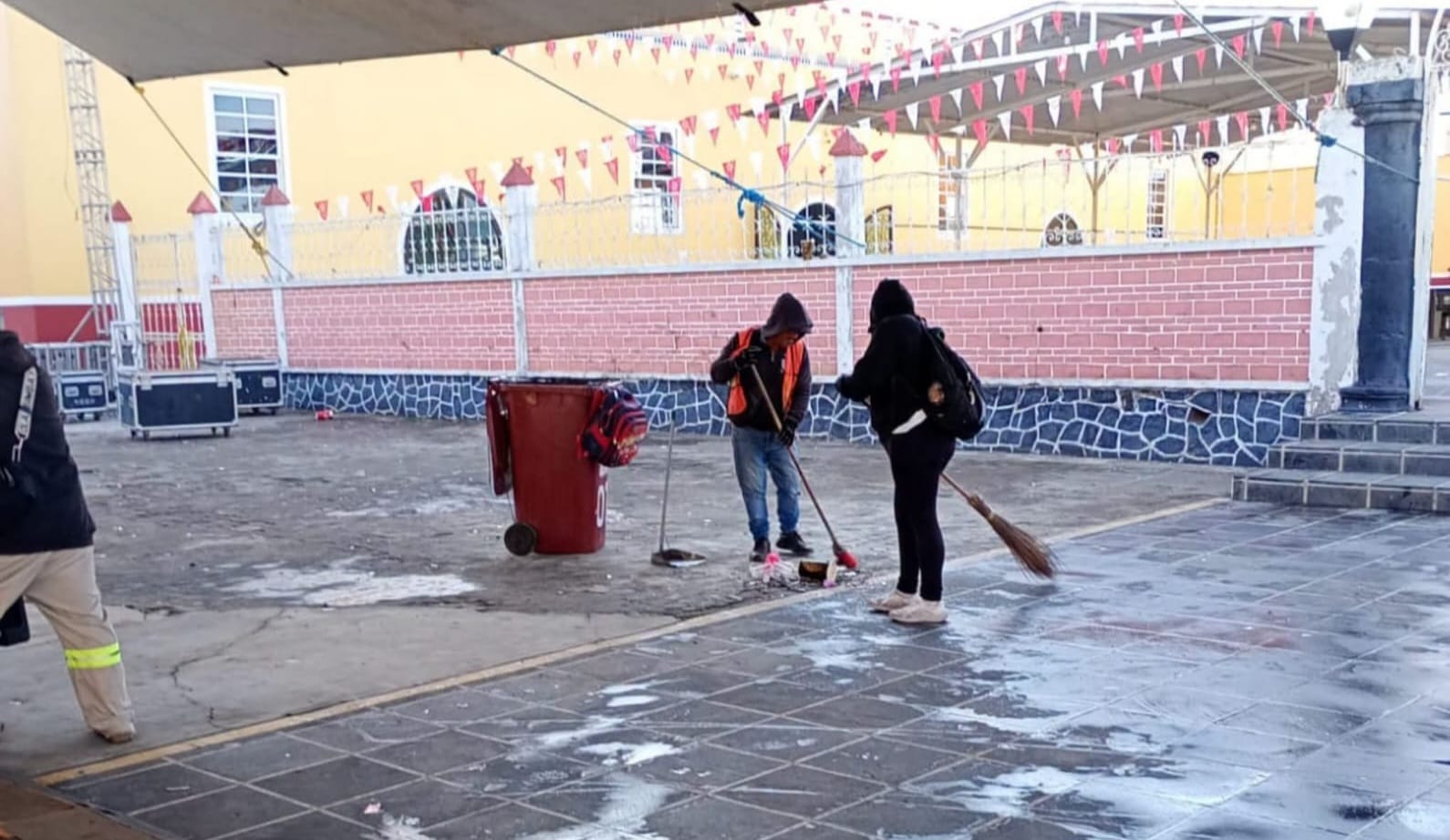 Refuerza Servicio de Limpia acciones de limpieza durante la celebración patronal en San Juan Tlautla