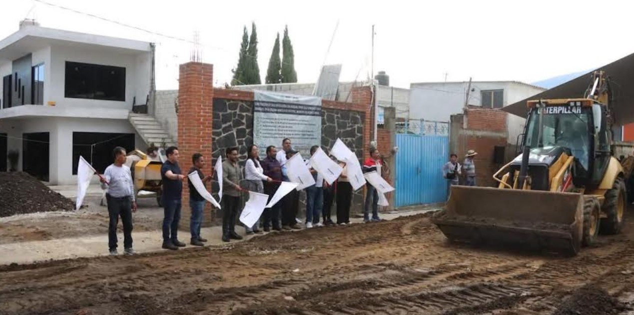 Inicio de obra de pavimentación en la calle Revolución en Atlixco, Puebla.