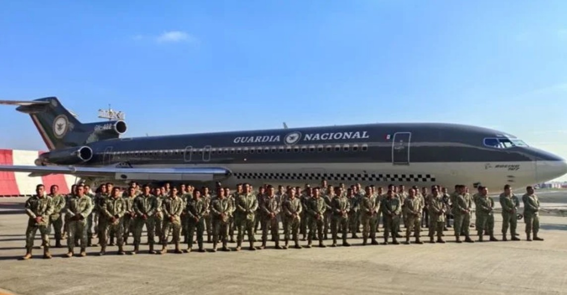 Elementos del Ejército Mexicano descendiendo de una aeronave en la Base Aérea Militar de Culiacán.