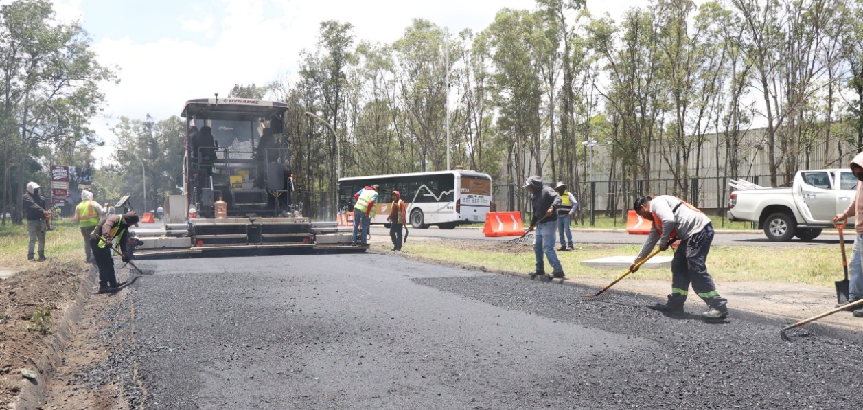 Trabajos de pavimentación en vialidades del estado de Puebla con maquinaria pesada.