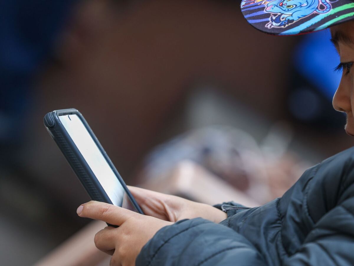 Lanzan campaña “Un celular por la educación” para convertir equipos en desuso en apoyo escolar