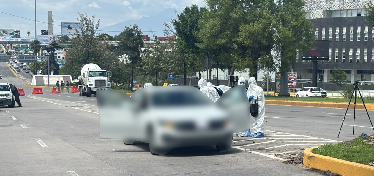 Peritos realizan diligencias de investigación en la escena del caso Atlixcáyotl.