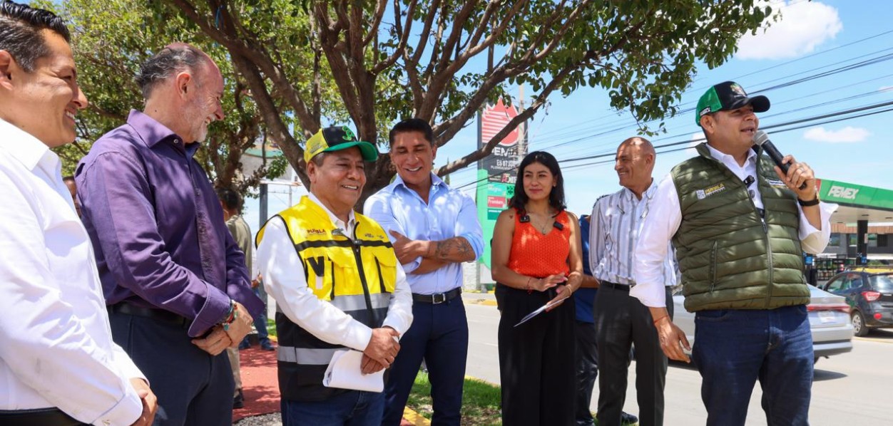 Maquinaria trabaja en la pavimentación de una vialidad en Puebla.