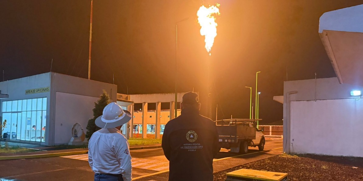 Personal supervisa la quema controlada de Gas LP en un gasoducto de Xicotepec.