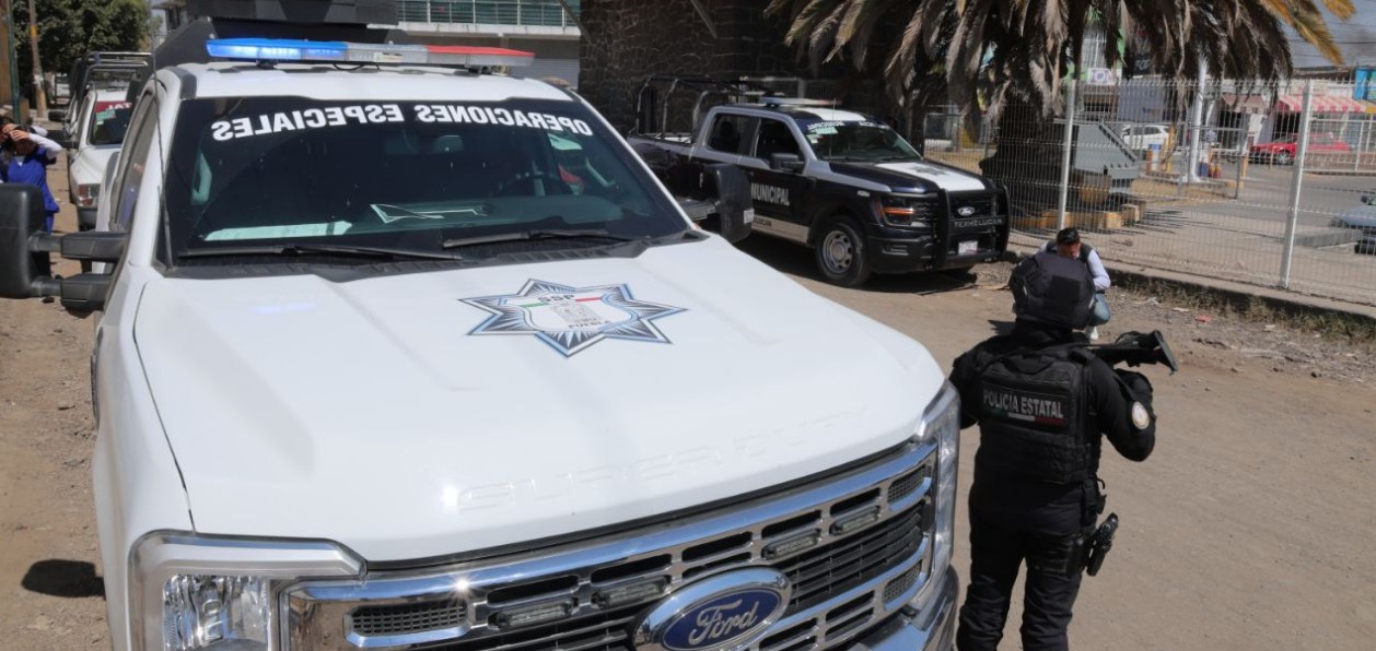 Elementos de seguridad durante un operativo contra el robo de combustible en Puebla.