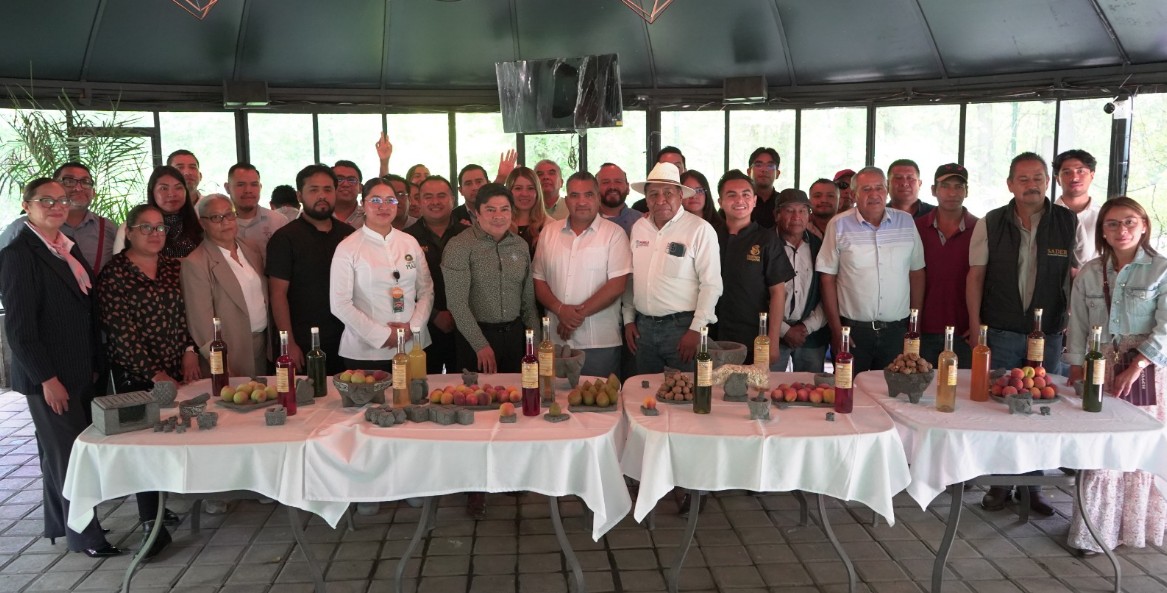 Productores y restauranteros participan en una mesa de negocios para el Chile en Nogada.