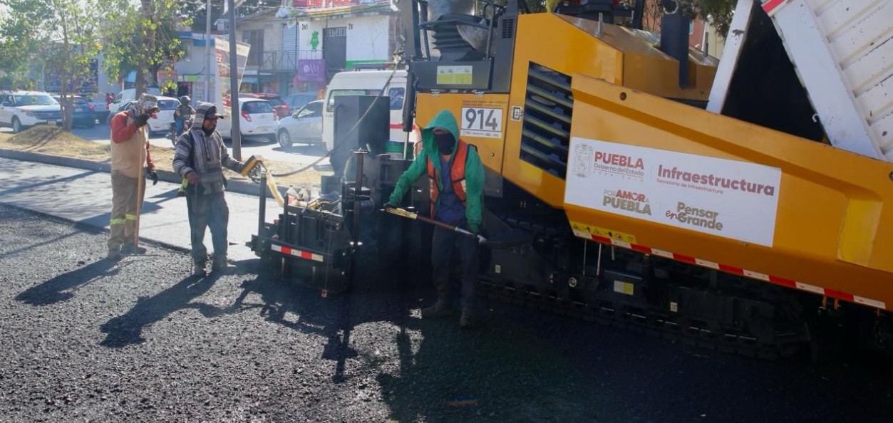 Maquinaria de pavimentación trabajando en una vialidad en el estado de Puebla.