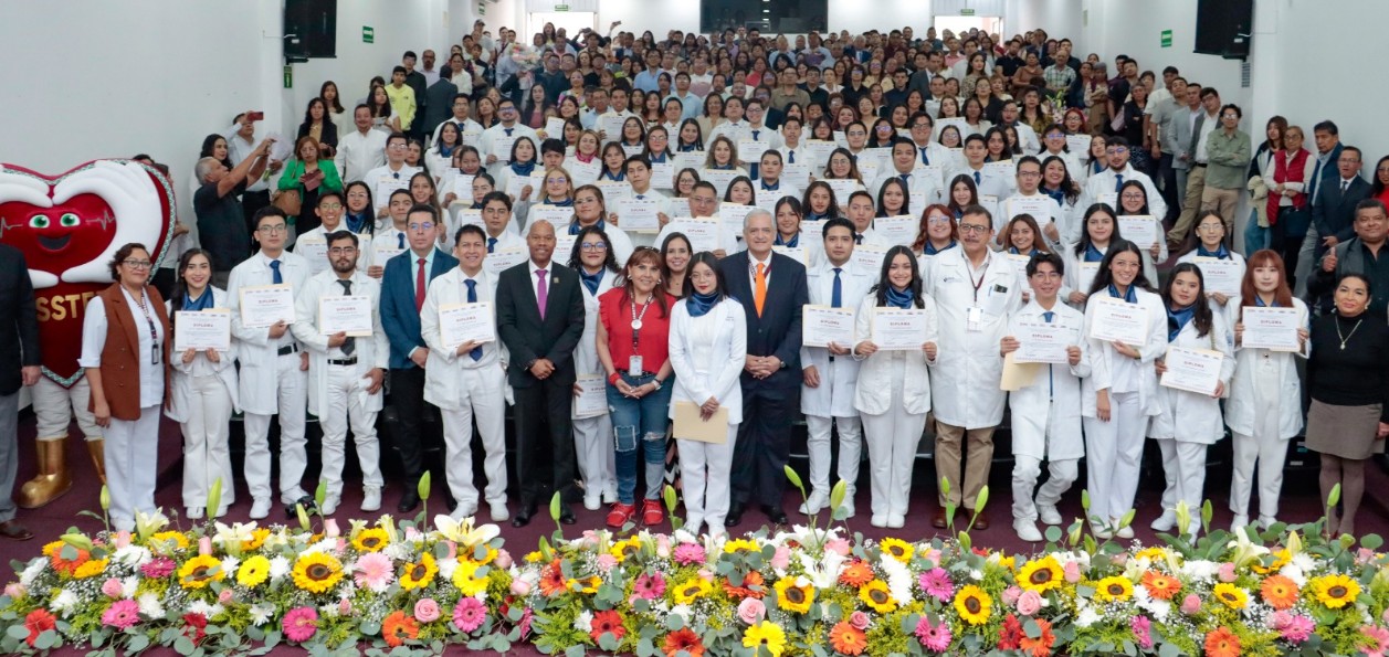 Ceremonia de egreso de médicos internos del ISSSTEP en Puebla