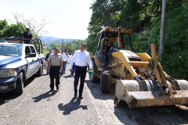 Gobierno de Puebla atiende con maquinaria deslaves en Sierra Negra