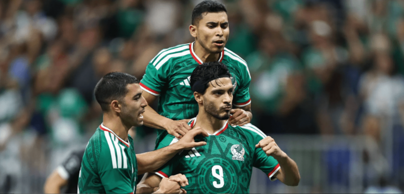 Jugadores de México durante el entrenamiento previo al partido contra Ecuador.