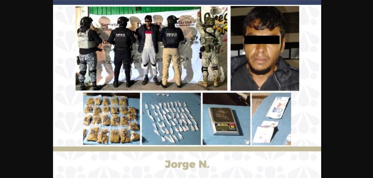 Agentes de seguridad durante un cateo en un inmueble de Puebla.