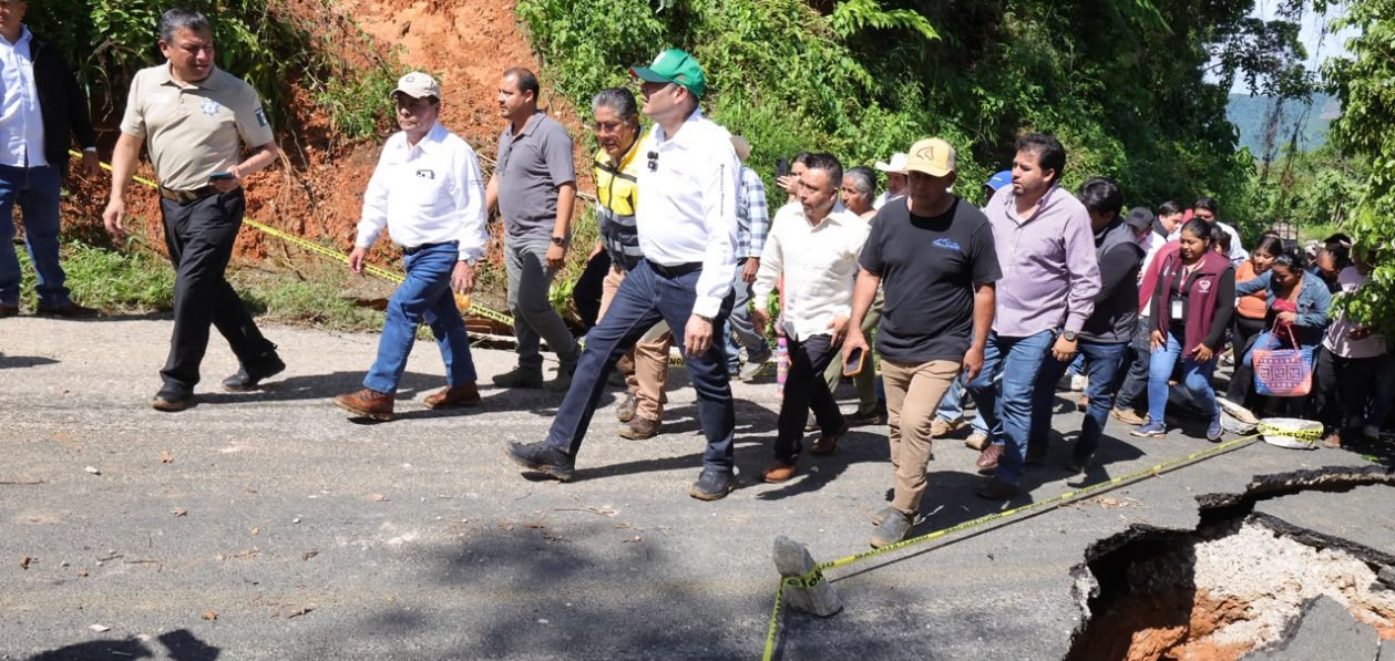 Maquinaria trabaja en una carretera afectada por deslaves en la Sierra Negra.