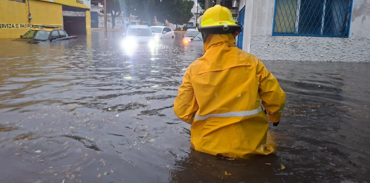 Inundación en calles de Puebla tras las fuertes lluvias.