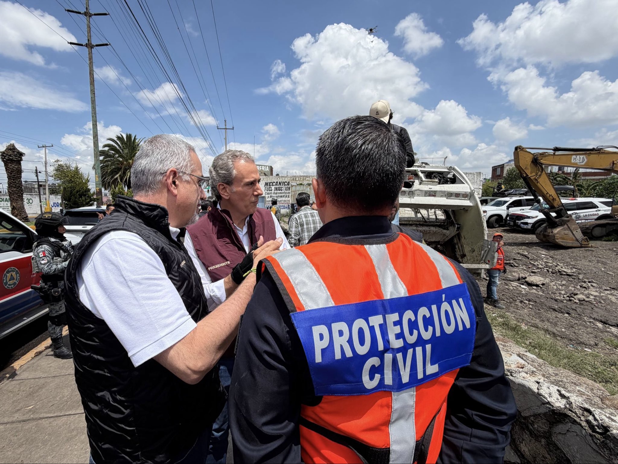 Pepe Chedraui supervisa trabajos en Puente Negro tras desbordamiento por lluvias