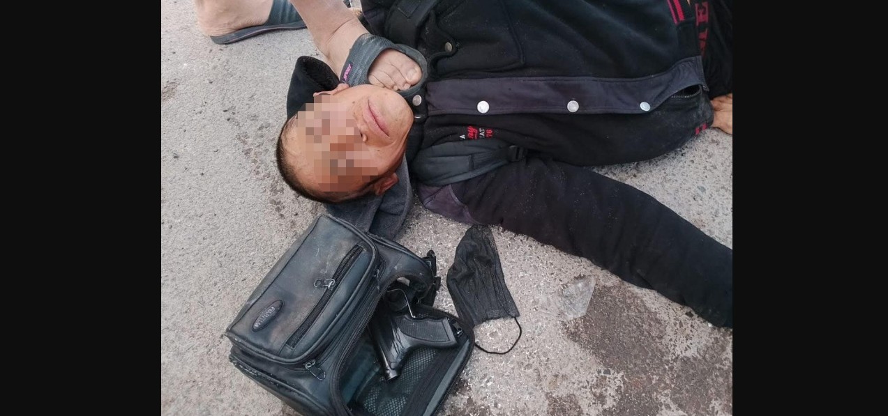 Policías resguardan a un hombre retenido por vecinos en Puebla.