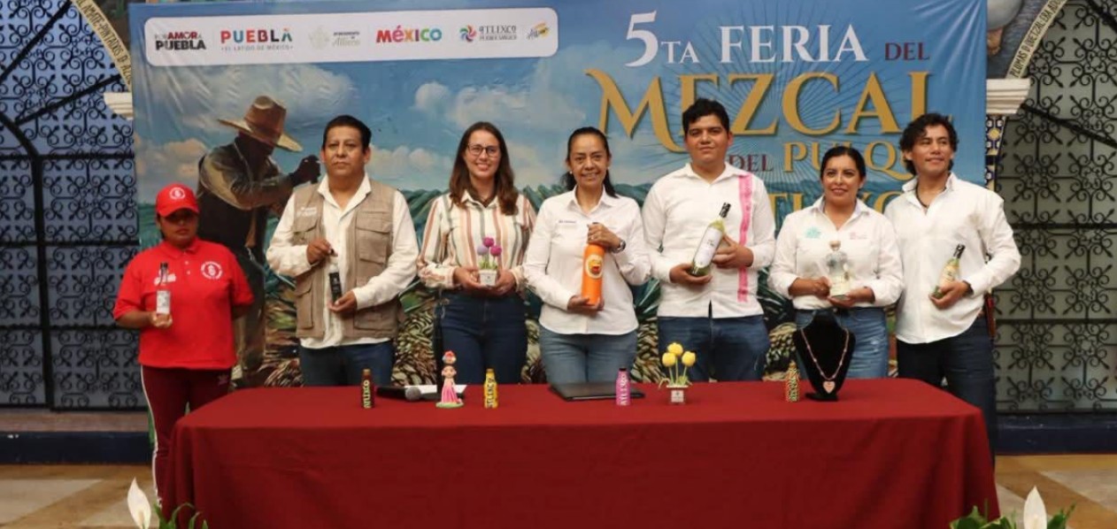 Productores de mezcal durante una feria en Atlixco.