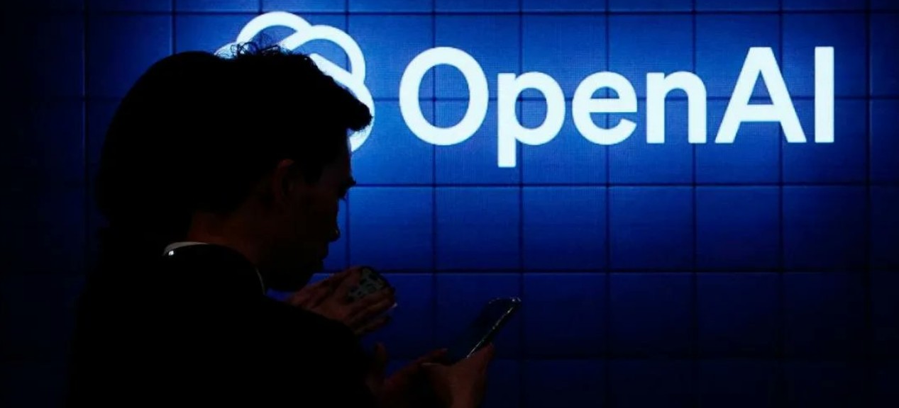 Logotipo de OpenAI y pantalla con ChatGPT.
