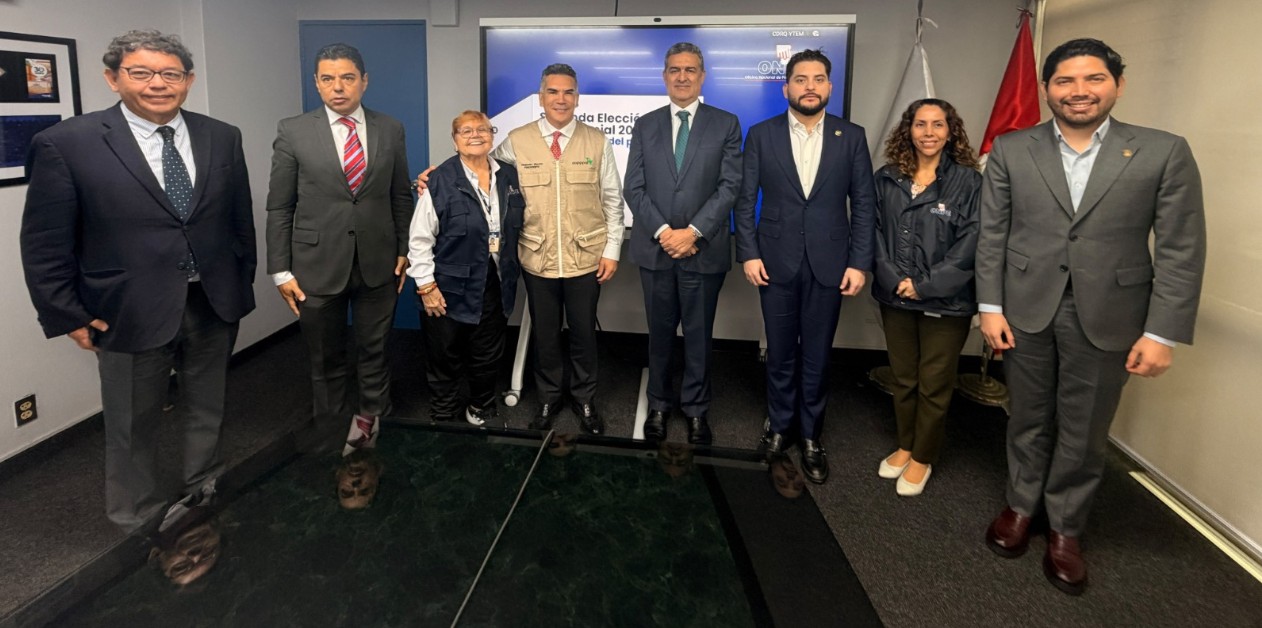 Alejandro Moreno durante actividades de observación electoral en Perú.