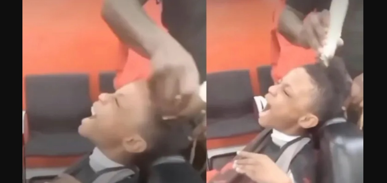 Padre y menor en una barbería durante un corte de cabello.