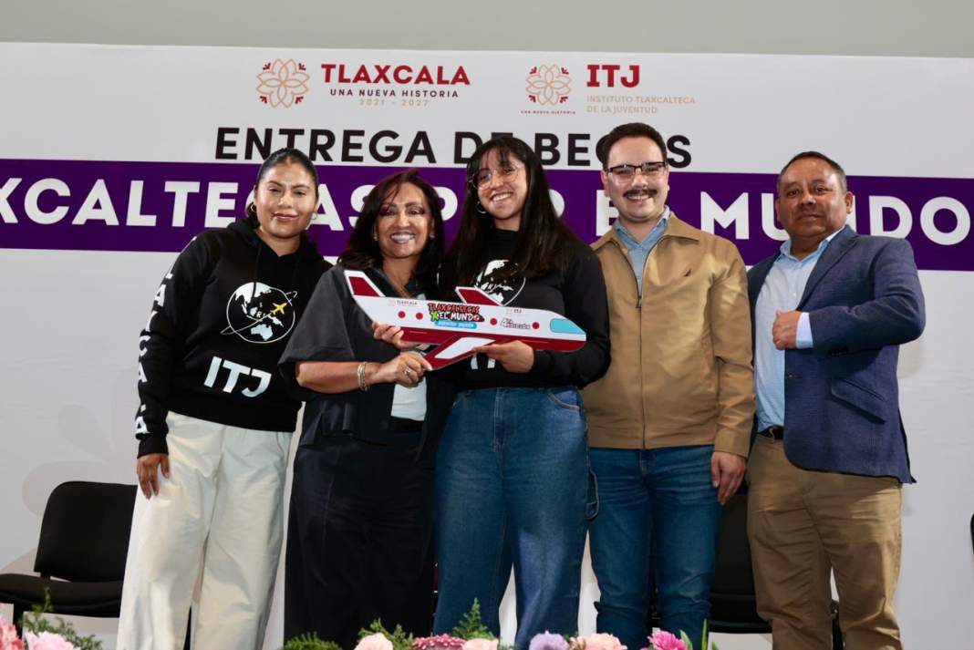Entrega de becas a jóvenes de Tlaxcala para viajar al extranjero.