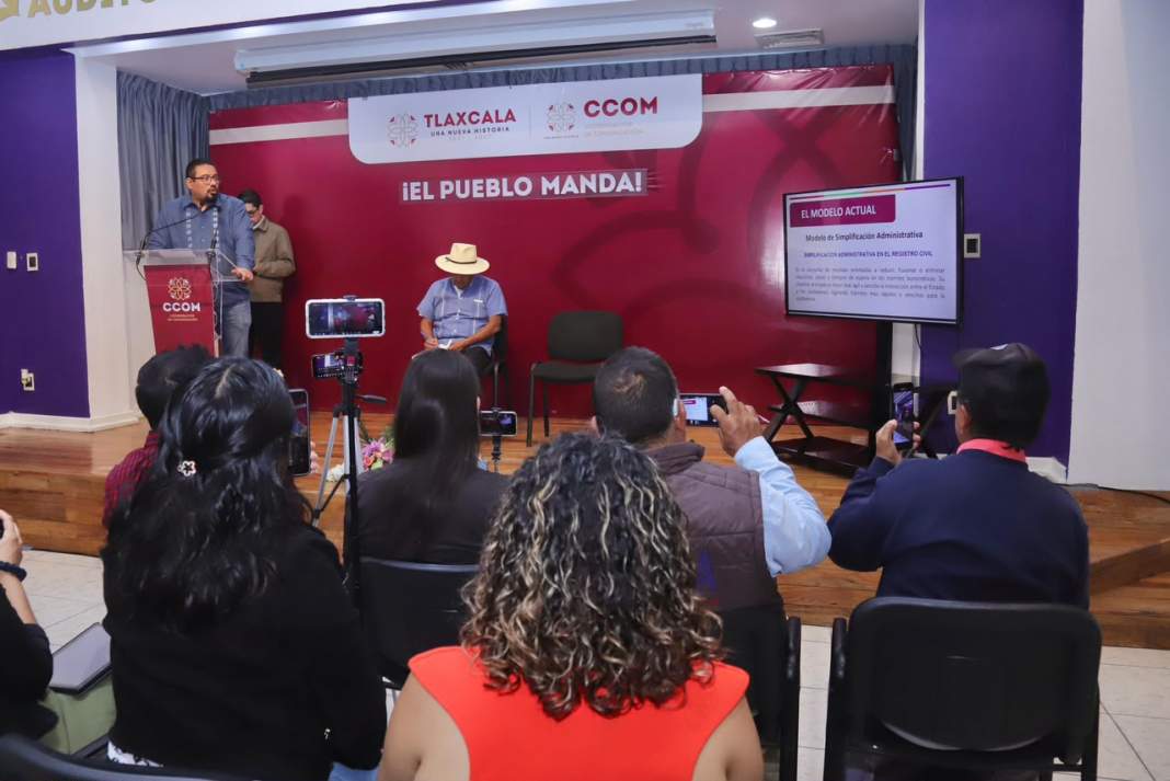 Ciudadanos realizando trámites en oficinas del Registro Civil de Tlaxcala.
