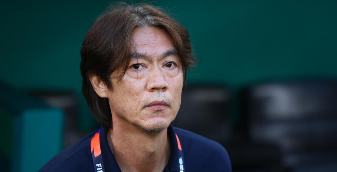 Hong Myung-bo camina entre aficionados en el aeropuerto de Incheon.