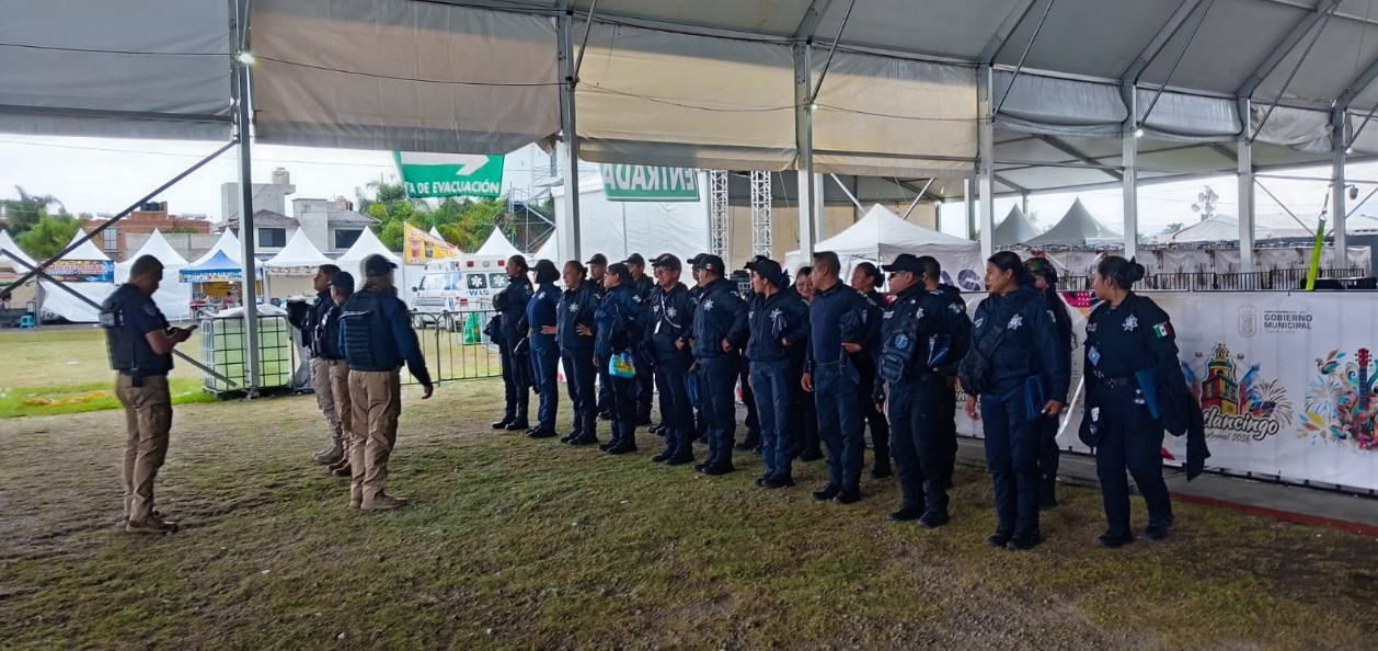 Elementos de la Policía Auxiliar resguardan el foro artístico de la Feria de Cuautlancingo.