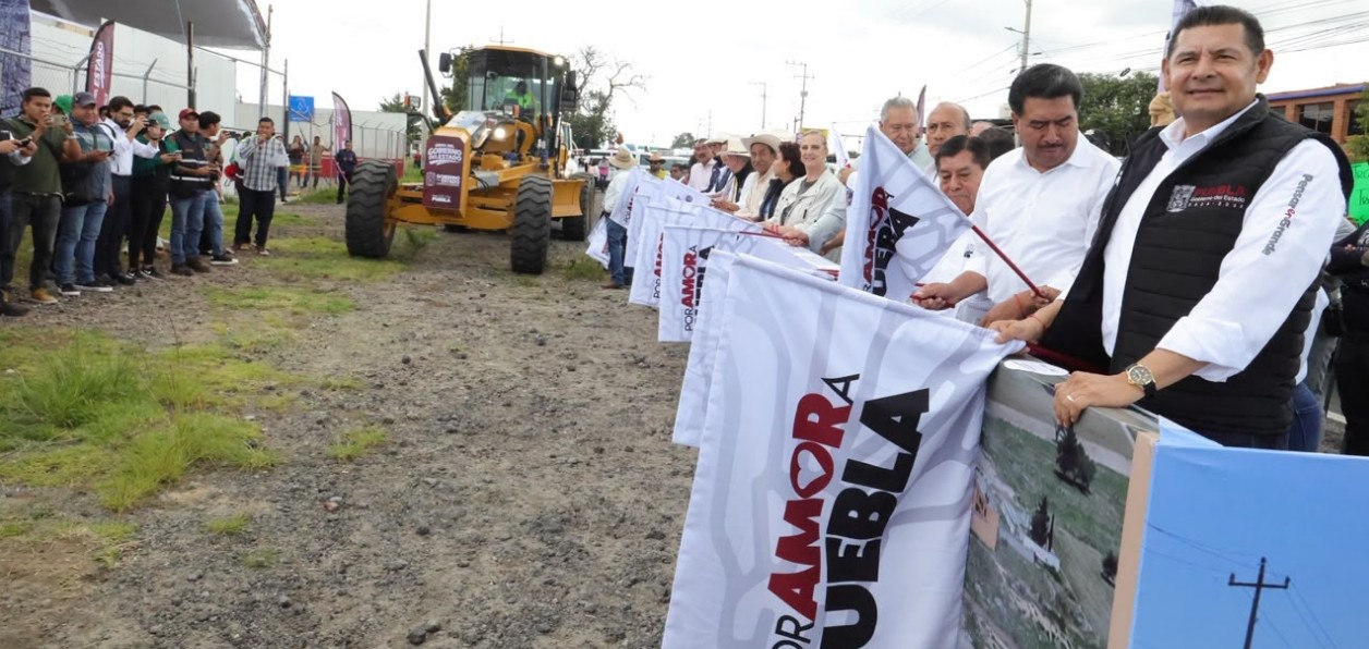 Inicio de obras en la carretera San José Chiapa-Rafael Lara Grajales.