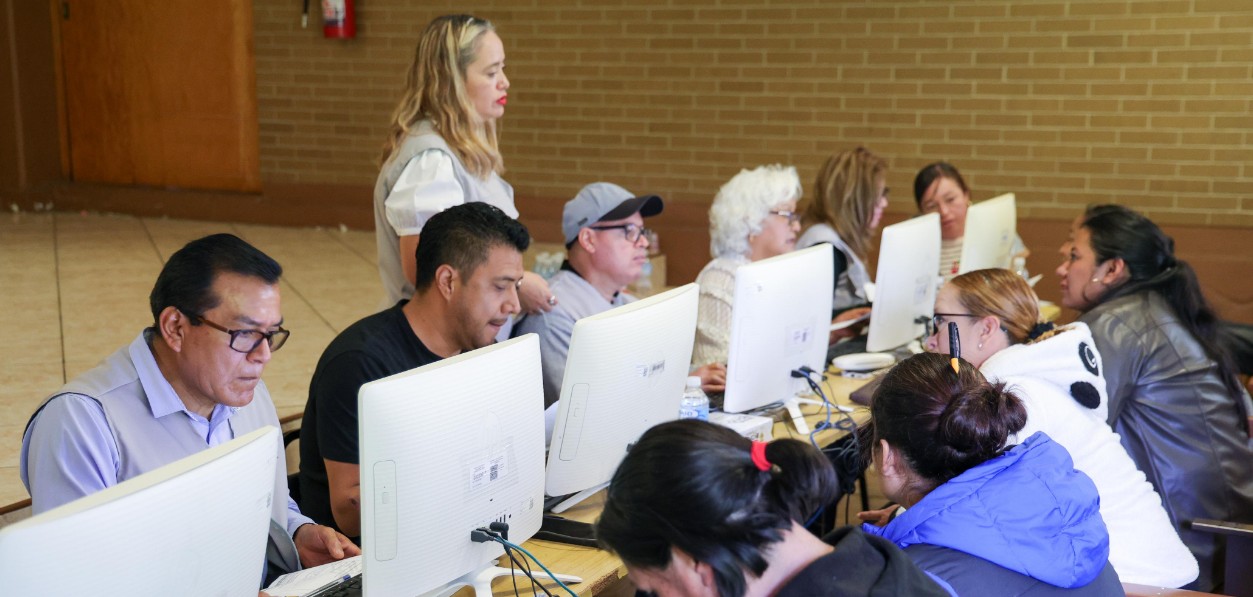 Madre de familia consulta resultados de preinscripción escolar en Puebla.