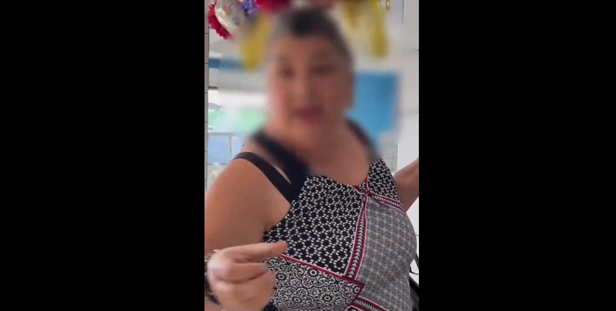 Mujer discutiendo con empleados de restaurante en Mexicali, caso viral en redes sociales.