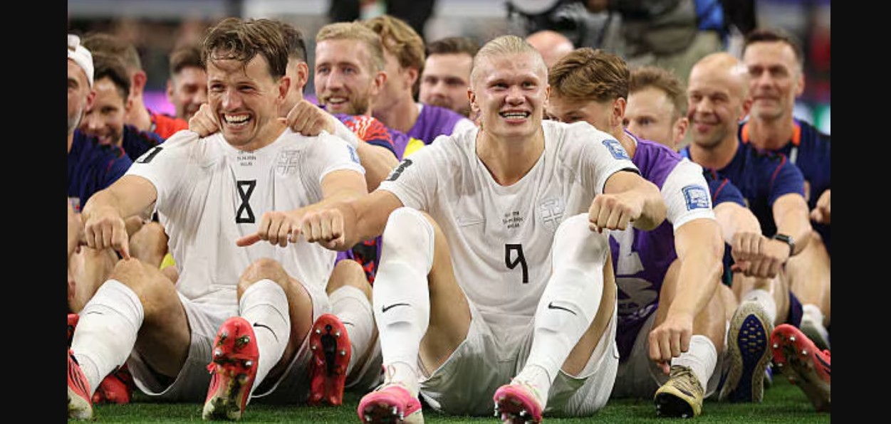 Erling Haaland celebrando el gol que clasificó a Noruega a octavos del Mundial 2026.