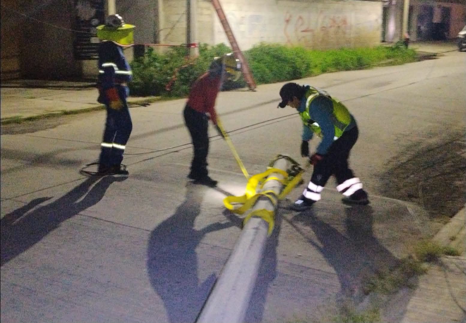 Protección Civil y Bomberos retiran poste caído en Sanctorum para prevenir riesgos a la población