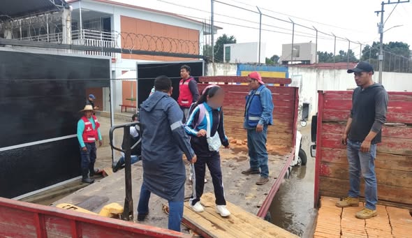 Lluvias vuelven a inundar acceso a primaria en Ocotlán; alumnos fueron evacuados en camiones
