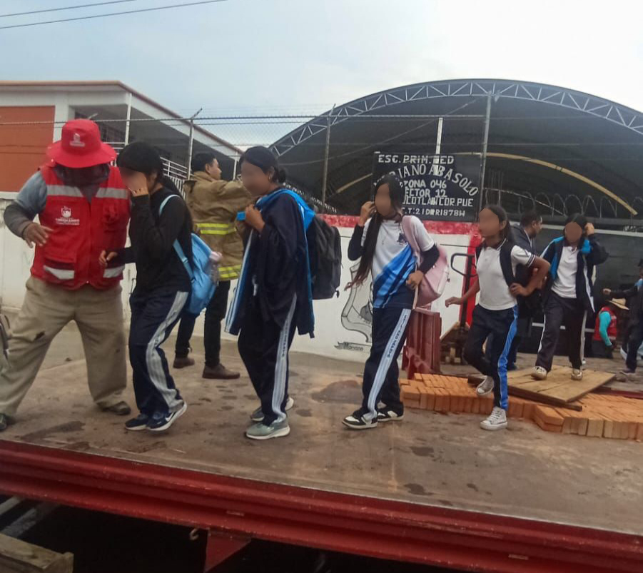 Lluvias vuelven a inundar acceso a primaria en Ocotlán; alumnos fueron evacuados en camiones