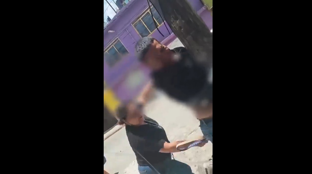Mujer golpea a un joven amarrado a un poste en Nezahualcóyotl.