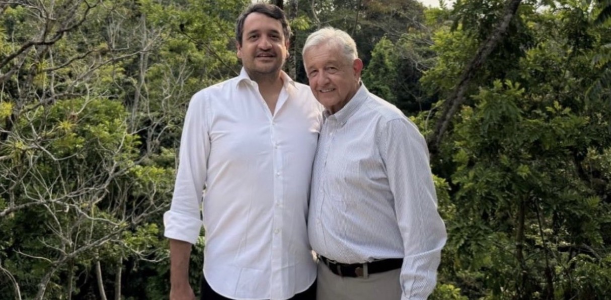 Andy López Beltrán junto a Andrés Manuel López Obrador en Palenque.