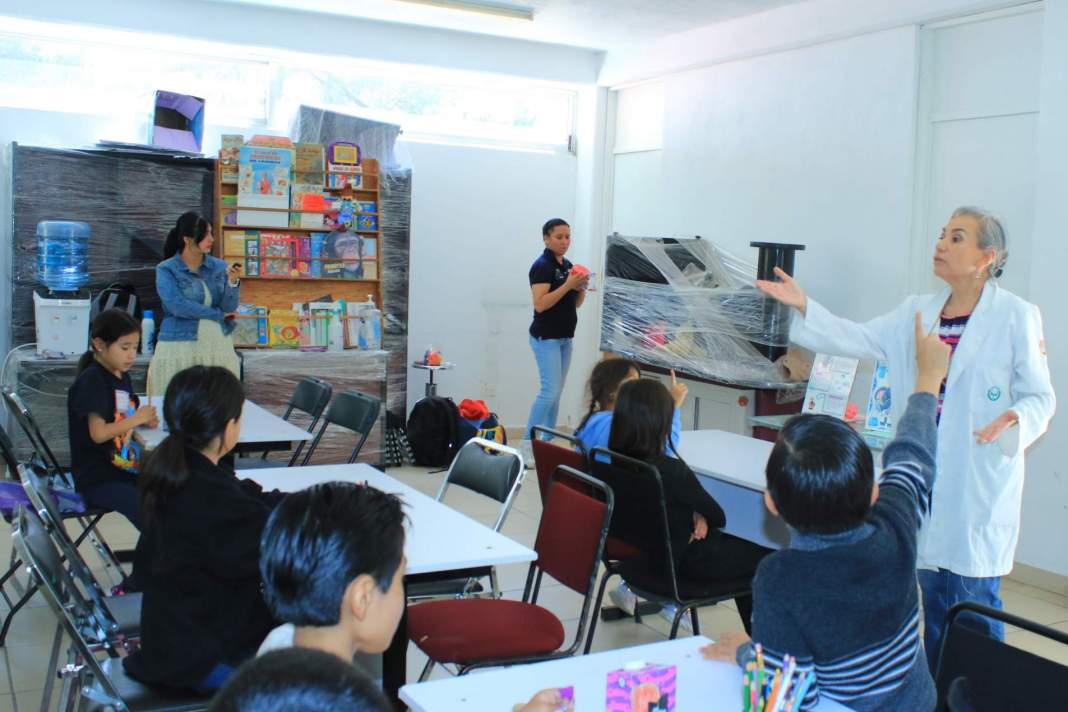 Niñas y niños participan en experimentos científicos de la UATx.