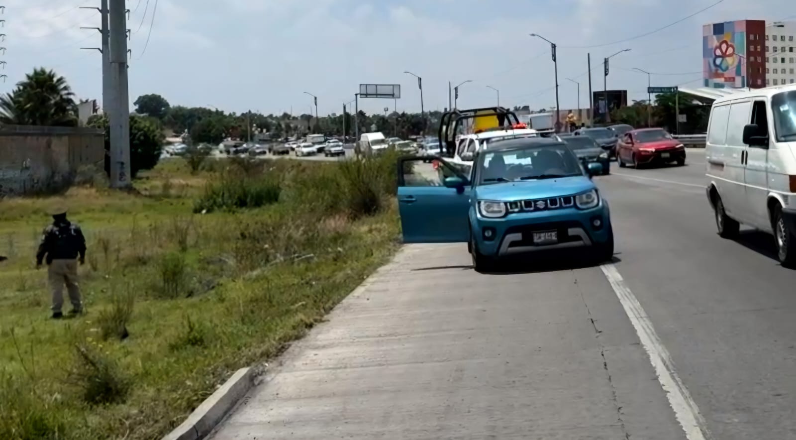 Mujer abandona su vehículo en Periférico, es localizada inconsciente junto al Periférico Ecológico