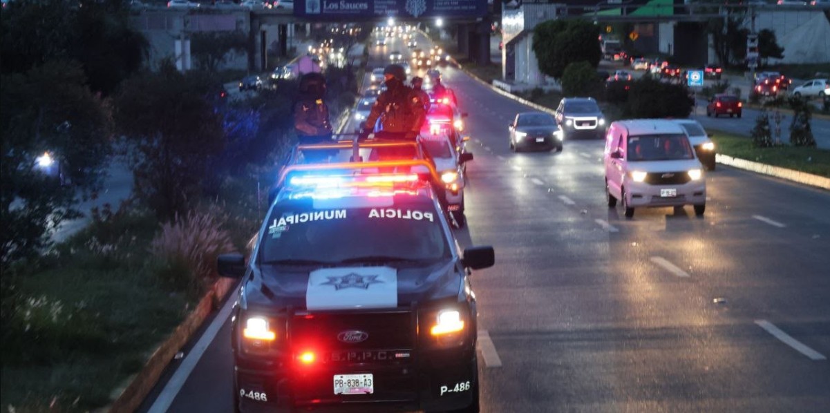 Patrullas de seguridad realizando vigilancia en la Vía Atlixcáyotl.