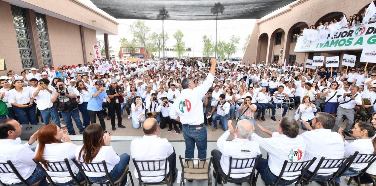 Alejandro Moreno durante cierre de campaña en Coahuila.