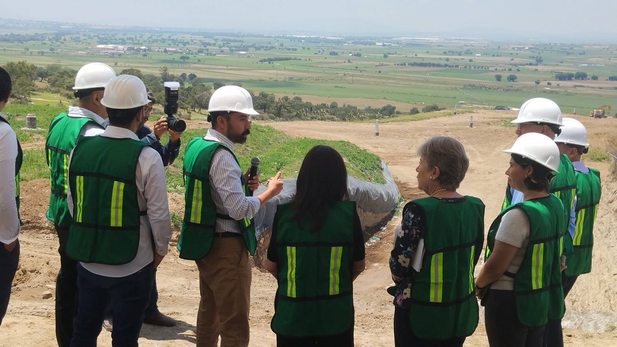 Autoridades supervisan la clausura del relleno sanitario de Huamantla.