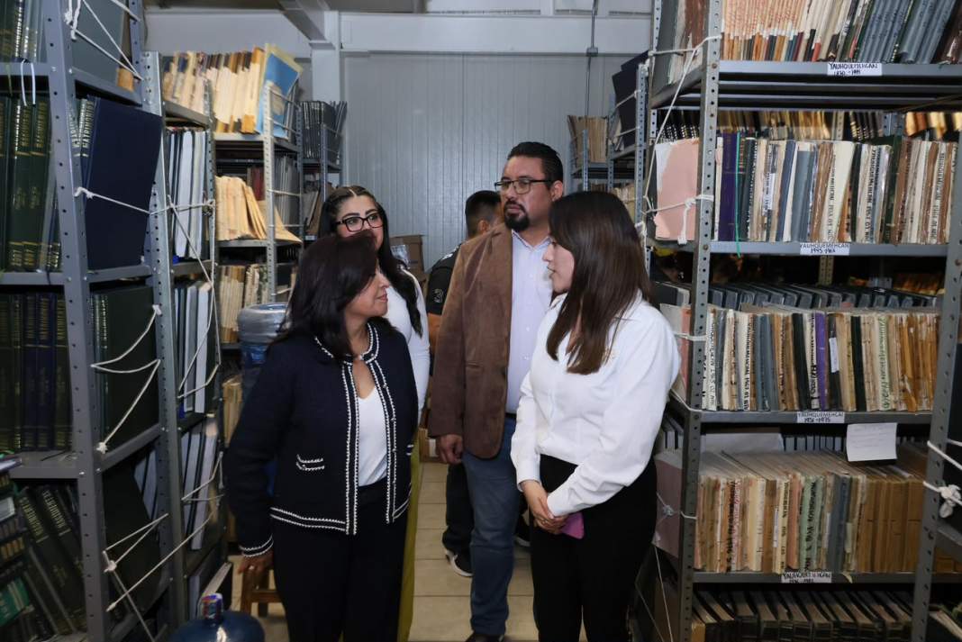 Lorena Cuéllar durante recorrido en oficinas del Registro Civil de Tlaxcala.